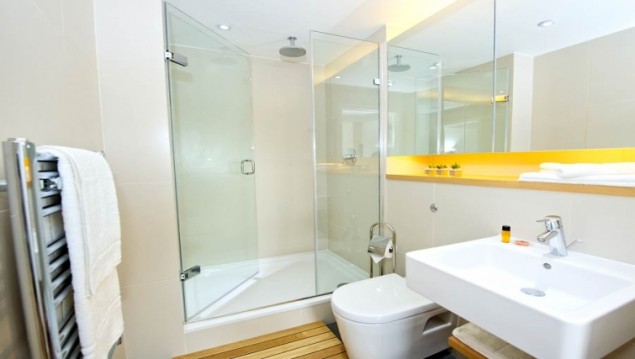 Bangkok serviced apartment bathroom